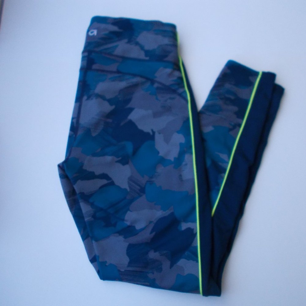 EUC GAP Camo Workout Leggings Size M